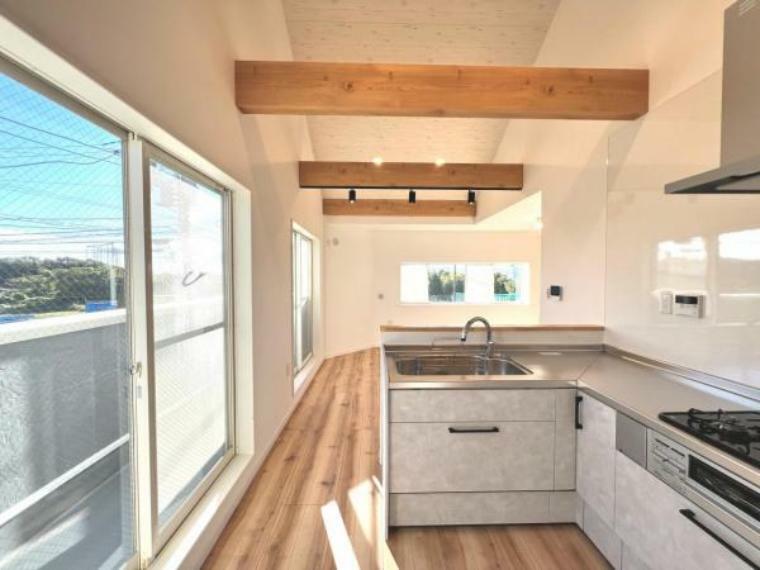 キッチン 屋根なりの勾配天井もスペースに広がりを感じさせてくれます。
