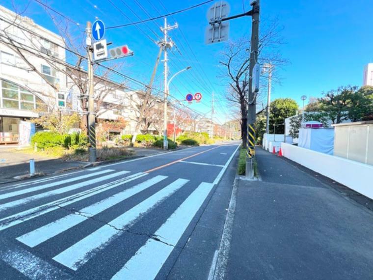小田急線「読売ランド前」駅まで徒歩約13分の立地です。