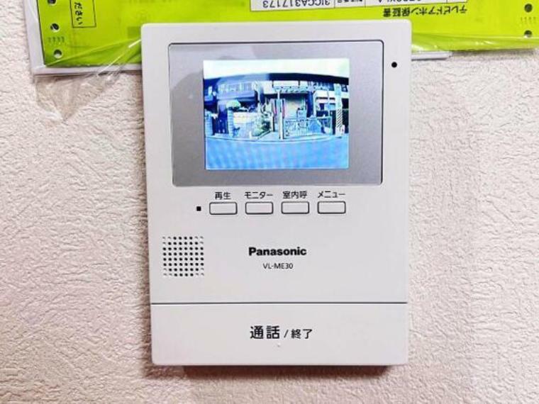 TVモニター付きインターフォン モニター付きインターホンで、お部屋に居ながら訪問者を確認できます。