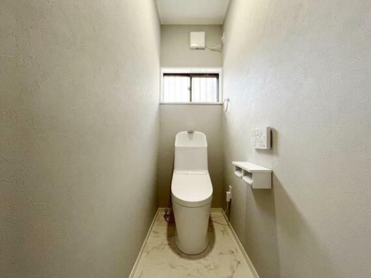 トイレ 現代の必需品快適なシャワートイレ付き。