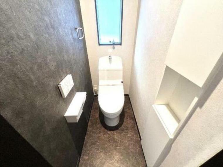 トイレ 快適な温水洗浄便座付きのトイレです。壁紙もおしゃれです。