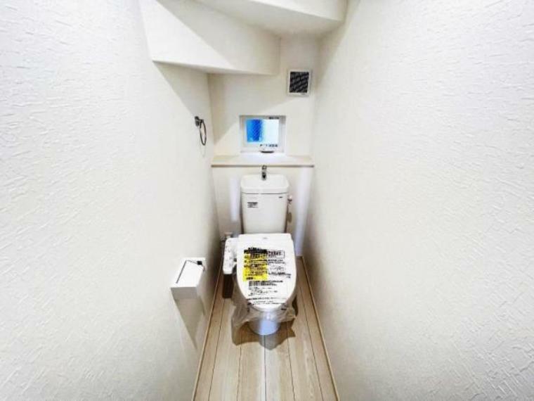 トイレ 階段下の有効スペースにトイレを配置することで、スッキリした間取り設計となっております。