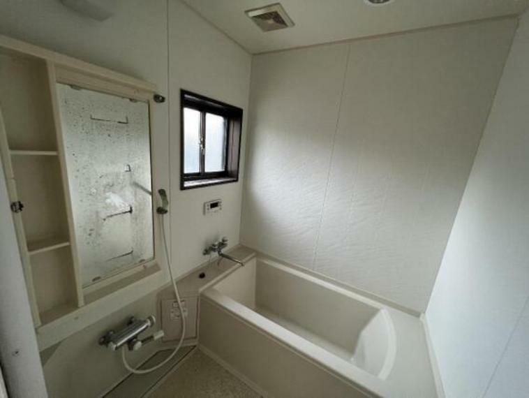 浴室 浴室に窓があり、風通しもバッチリ。カビも防げますね。