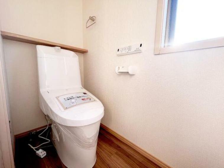 トイレ 窓のあるトイレは換気も良好。