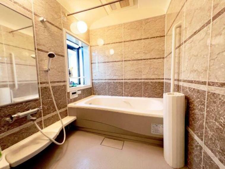 浴室 ゆったり1坪以上のバスルーム。追い焚き機能付のお風呂でいつでも温かい湯船に入れますね。