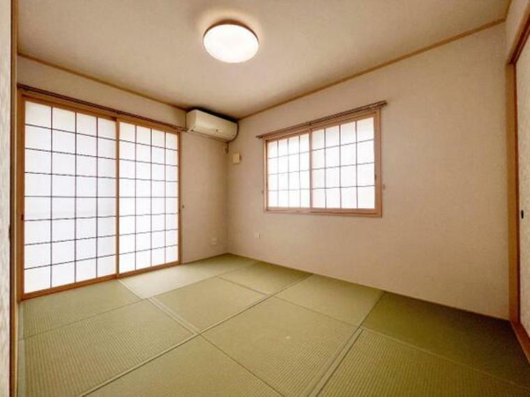 和室 2面採光で風通しの良さそうな和室です。