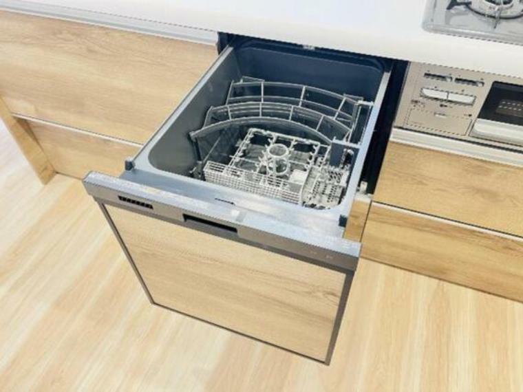 キッチン 食洗機付きのシステムキッチンで家事の時短もかないますね。