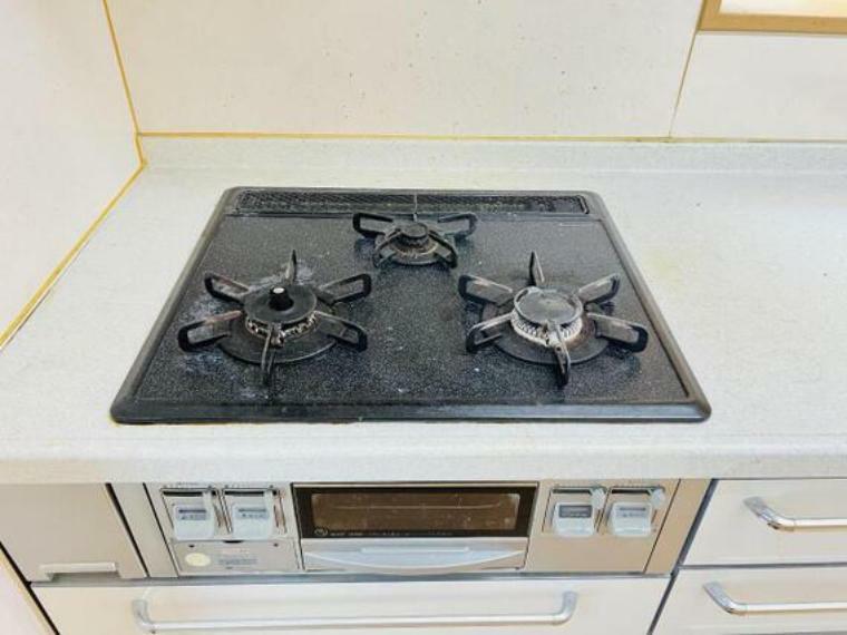 キッチン 同時調理可能の3口ガスコンロ。