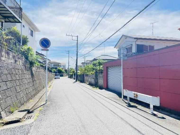 外観写真 前面道路も広く開放感がございます。