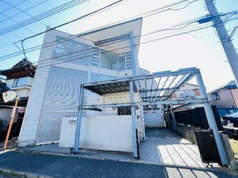 建物外観です。間取りは1階2LDK、2階と3階3LDKの、部分共用型2世帯住宅です。