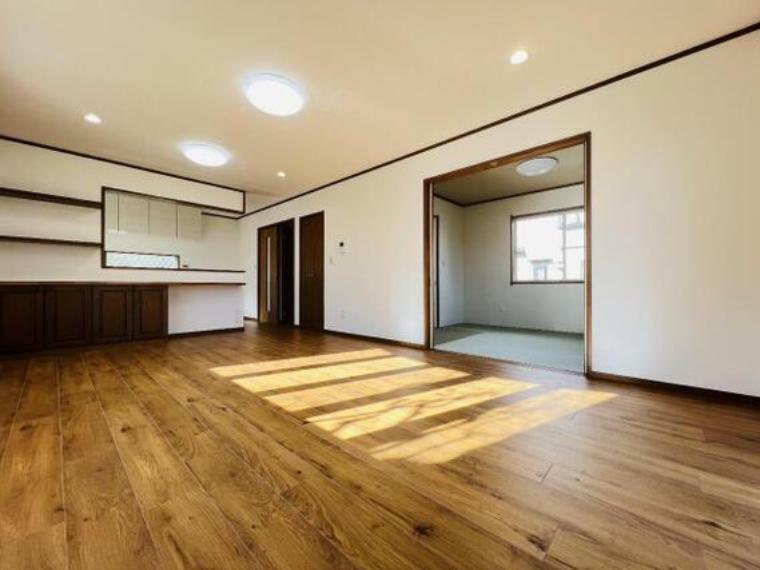 隣接する和室は扉を開放して広い空間で寛いで頂けます。