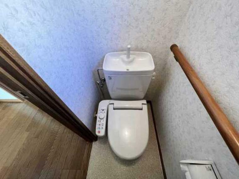 白を基調とした、落ち着いたトイレです。