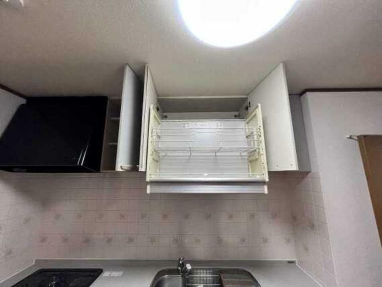 吊り戸棚もあり、調理器具もスッキリ片付きますね。