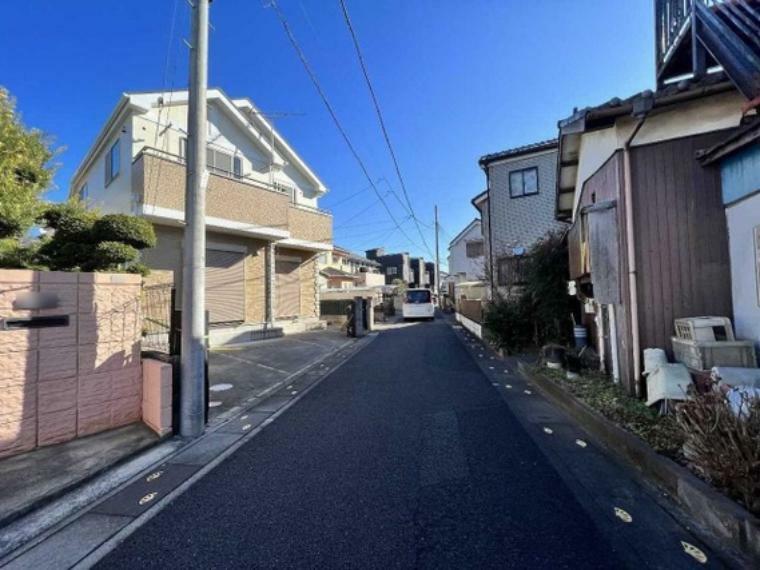 外観写真 建物の前面道路です。