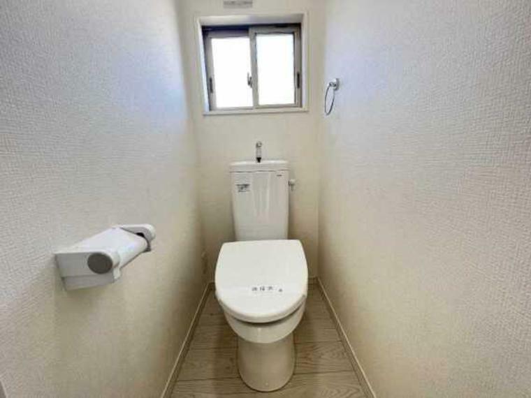 トイレ 白を基調とした、落ち着いたトイレです。