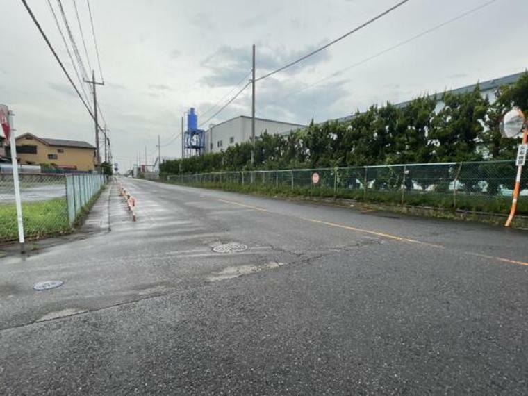 現況写真 前面道路も広く、開放感がございます。