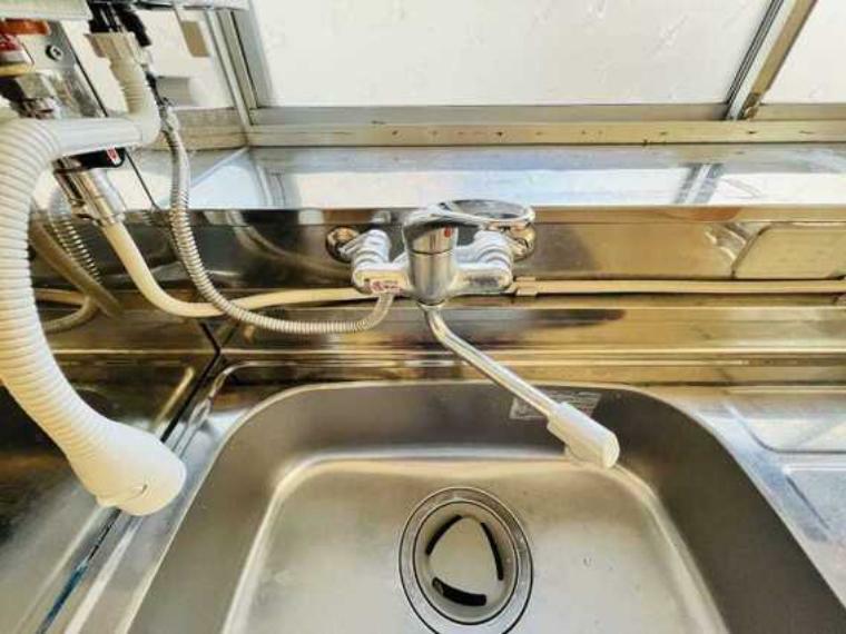 キッチン キッチン水栓はこちらのタイプを設置しております。