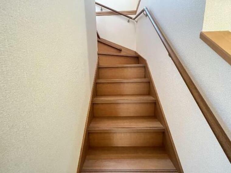 階段に手すりが有り、お年寄りや子供の上り下りしやすいですね。