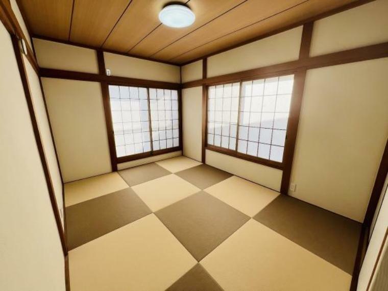 和室 バルコニーに面した約6帖の和室です。琉球畳を使用しております。