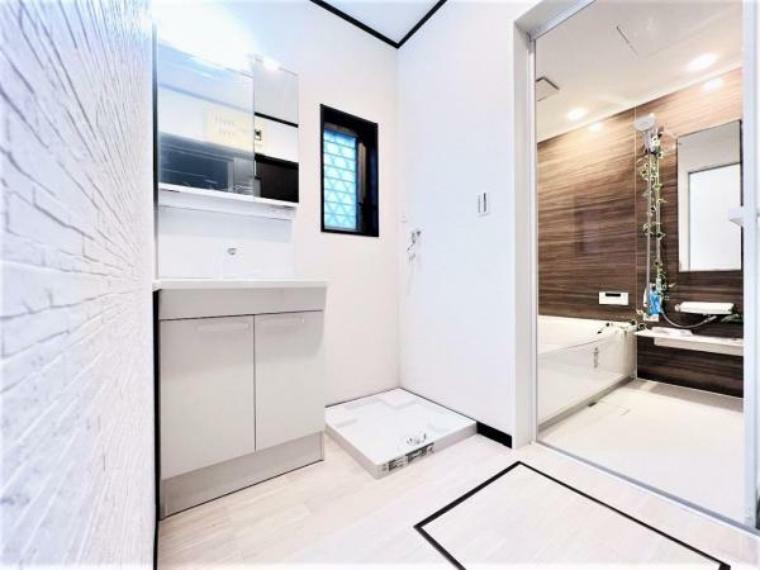 浴室前面は脱衣スペースです。洗面台は三面鏡としてもお使い頂けます。
