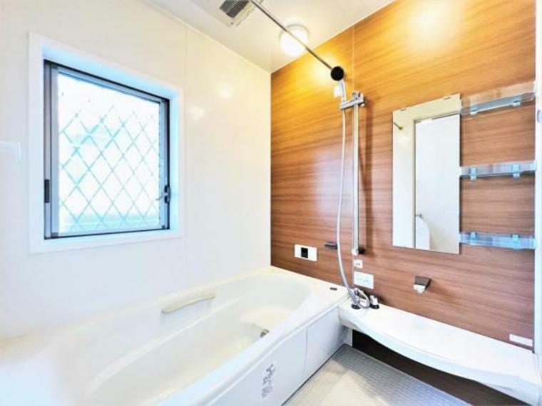 浴室にはシャンプー置き場などもあり、洗い場スペースを広く使えそうです。