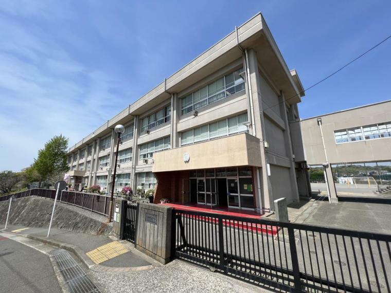 小学校 横須賀市立富士見小学校まで約220m（徒歩3分）