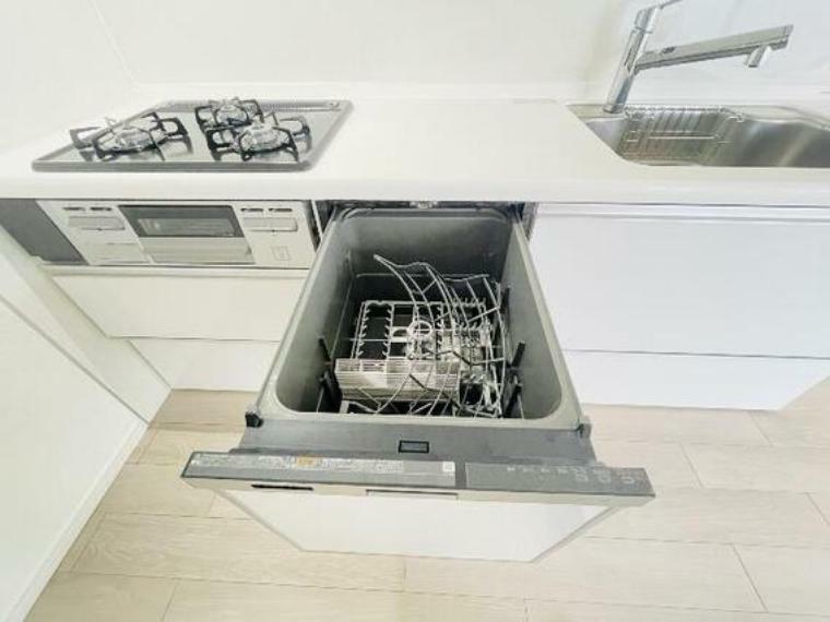 キッチン 食洗機付きで食事の後片付けもラクラクできますね。