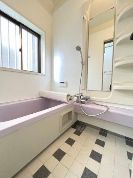 浴室 ピンクの浴槽がかわいい浴室で1日の疲れをゆったり癒されるのもいいですね。