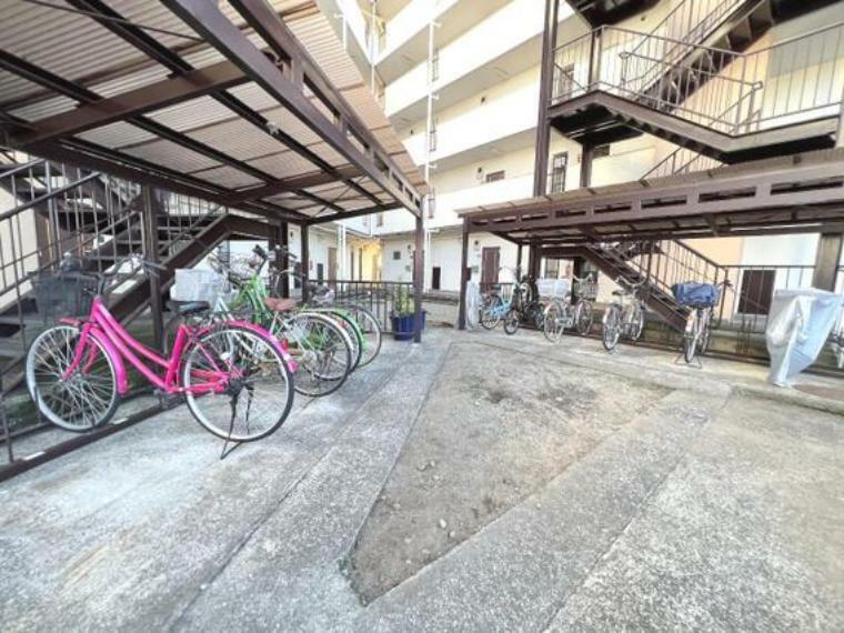 駐輪場 屋根付きの自転車置場です。