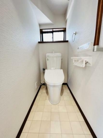 トイレ 新規内装リフォームで快適なシャワートイレに交換済です。