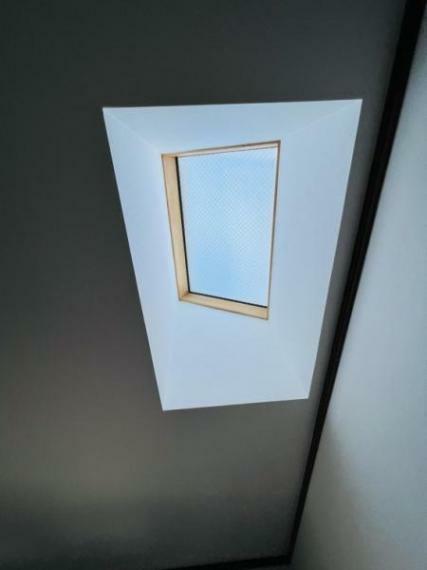 洋室には天窓があり、光を多く取り入れられますね。