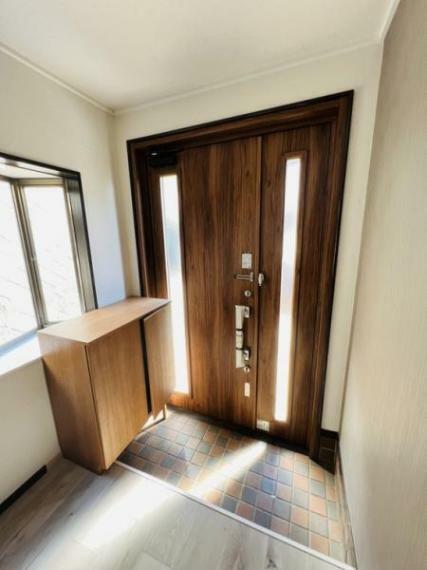 玄関 出窓とスリット窓の2方向からの光で明るい印象の玄関スペース。