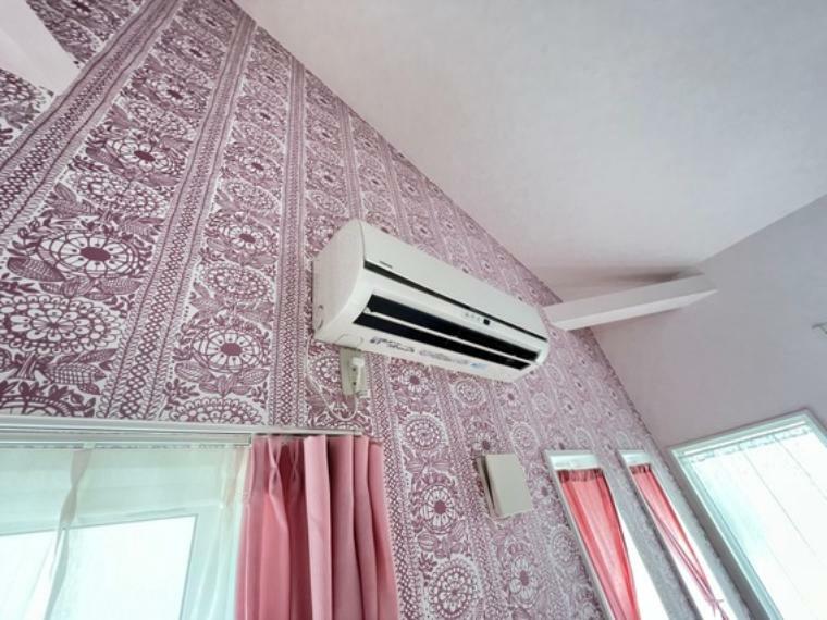冷暖房・空調設備 エアコンです。壁紙も素敵ですね。