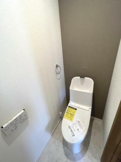 トイレ 手洗い器、温水洗浄便座付きのトイレです。