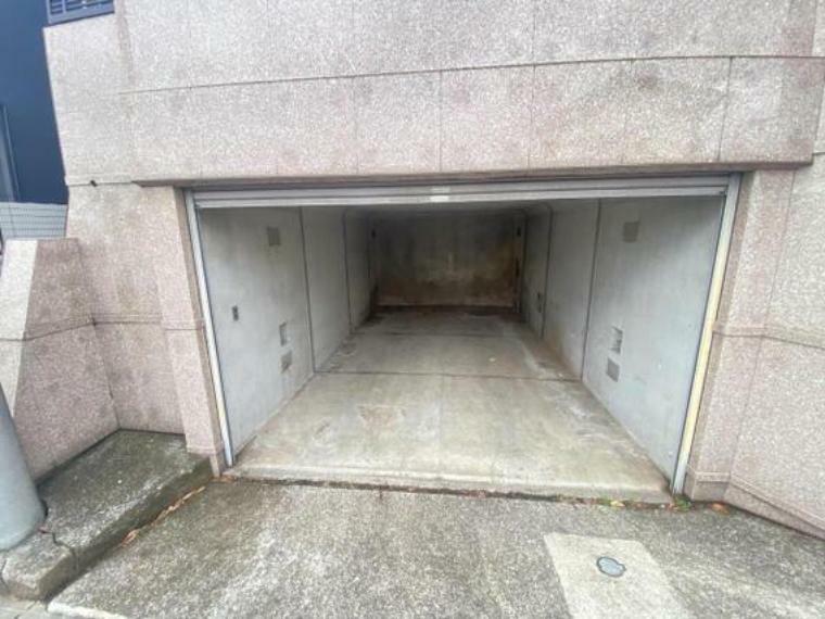 駐車場 大切なお車を雨風から守れる地下車庫がございます。