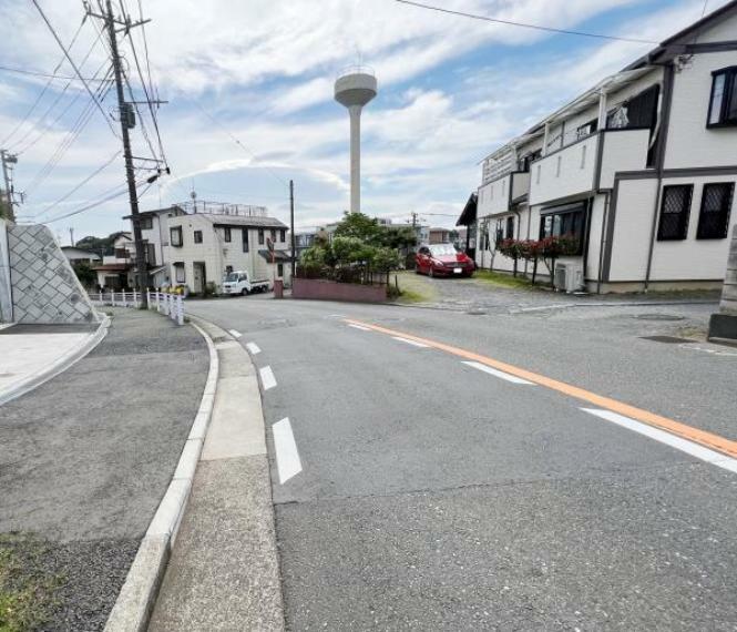 現況写真 前面道路は幅員約8mと広々しています。