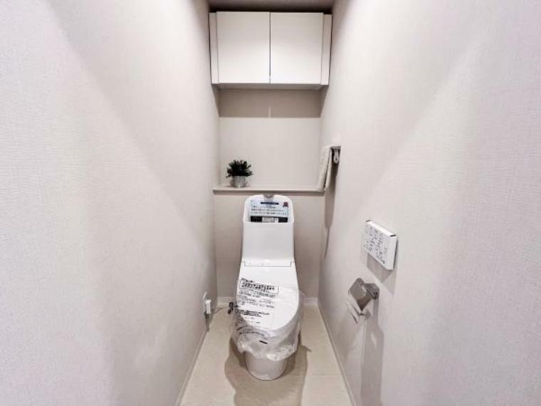 トイレ 白を基調とした、清潔感のあるトイレです。