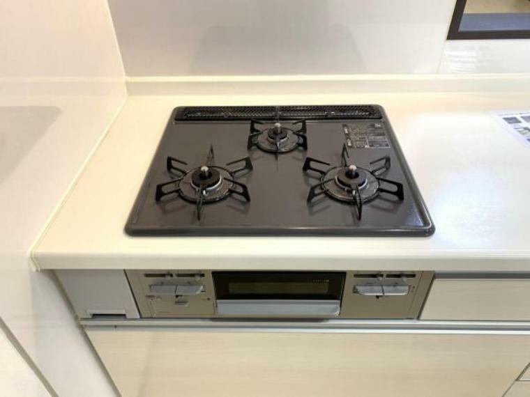 キッチン 同時調理可能の3口ガスコンロ。