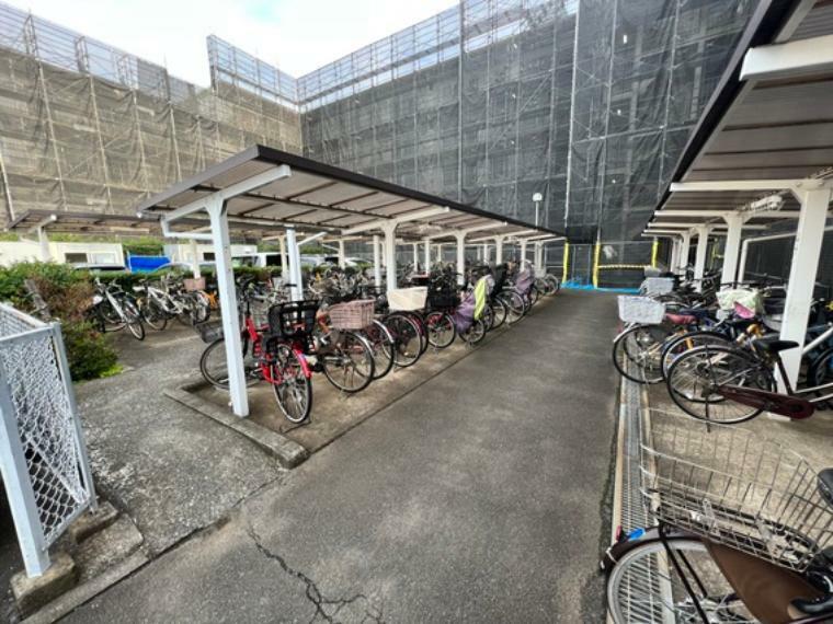 駐輪場 屋根があるので大切な自転車を雨から守れますね。
