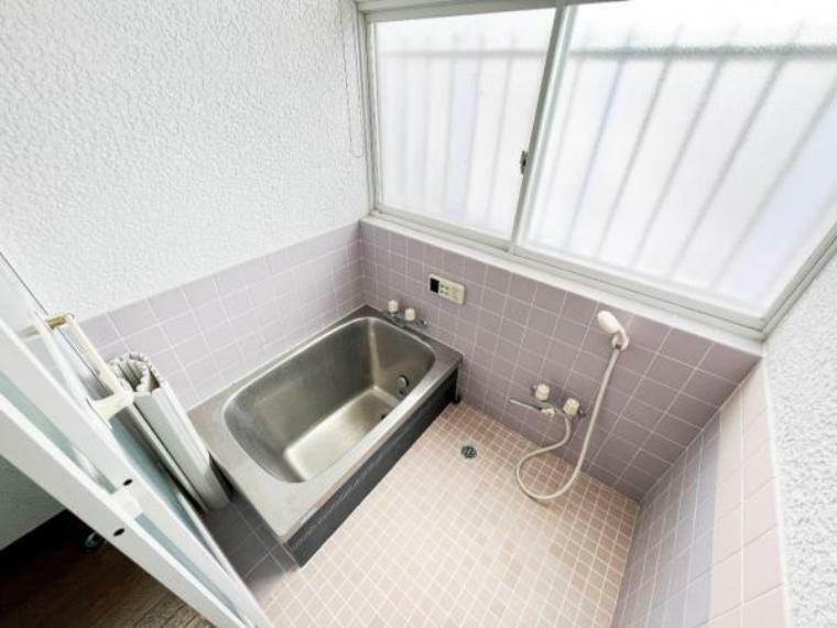 浴室 浴室に窓があり、風通しもバッチリ。カビも防げますね。