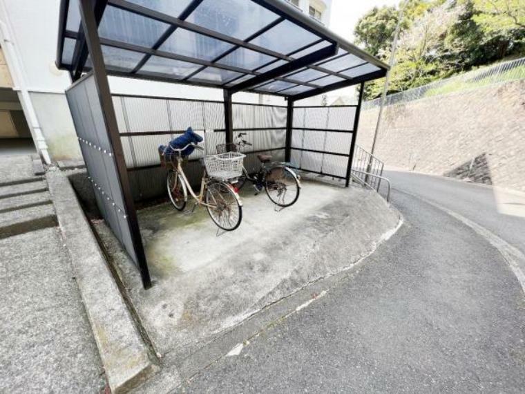 駐輪場 自転車置場です。屋根付きがうれしいですね。