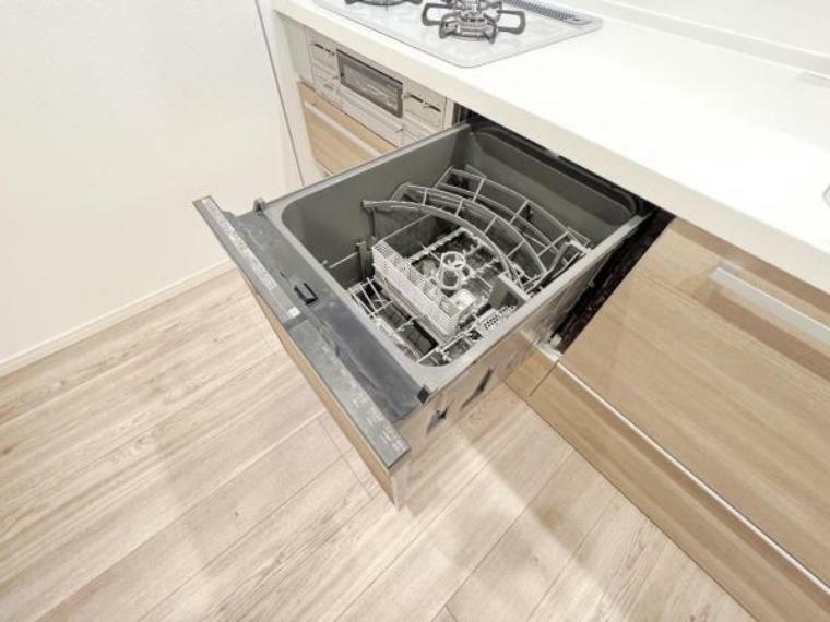 キッチン 食洗機付きのシステムキッチンで家事の時短も可能です。