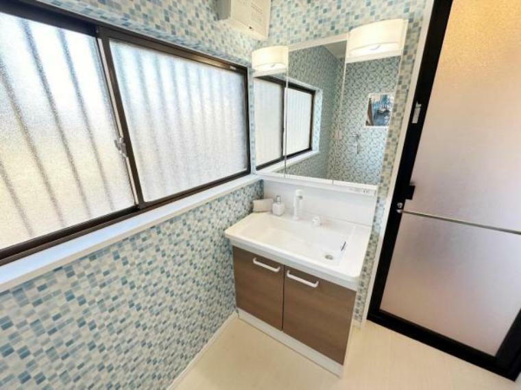 洗面化粧台 洗面台は三面鏡としてもお使い頂けます。