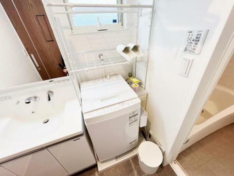 ランドリースペース 洗面室に洗濯機置場がございます。