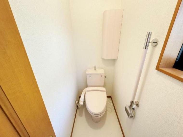 2階トイレです。手すりをお使い頂けます。