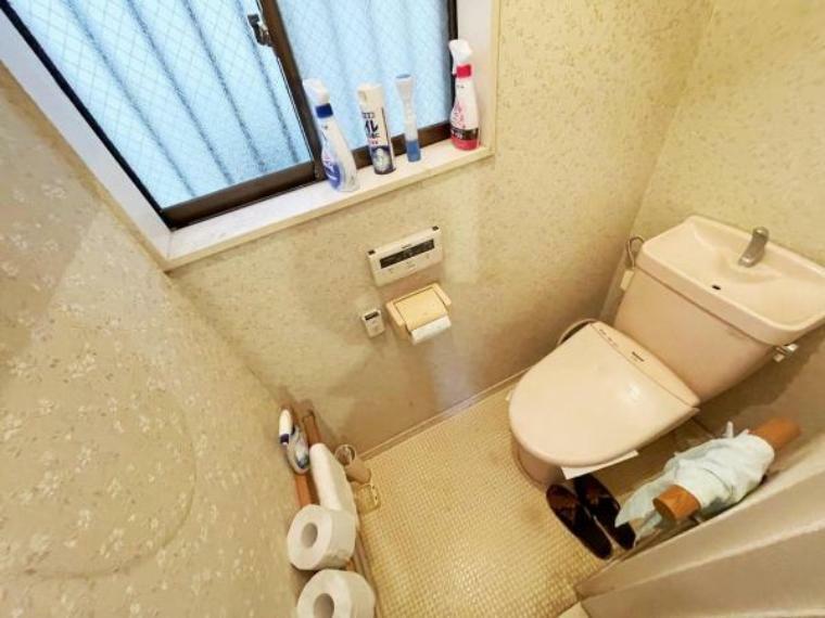 トイレ 温水シャワー洗浄機能付のトイレは、清潔感が印象的な空間ですね。