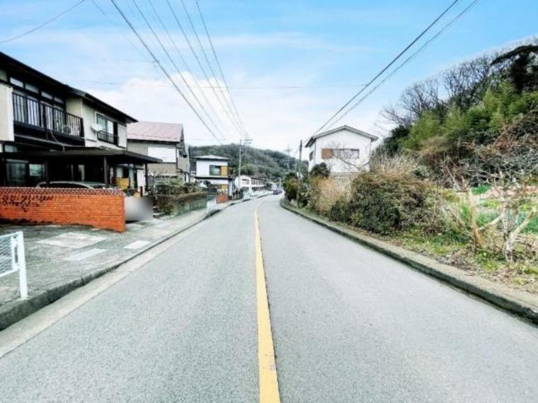 現況写真 前面道路も広く開放感がございます。