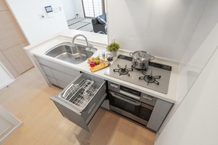 キッチン 家事の時短になる食洗機を搭載。食後の時間を有効的に過ごせます。ガスオーブンなど便利な機能が充実。