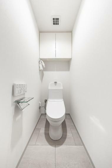トイレ 温水洗浄便座を設置。吊戸棚を備え付けてあるので床に物を置かずにスッキリと利用出来ます。