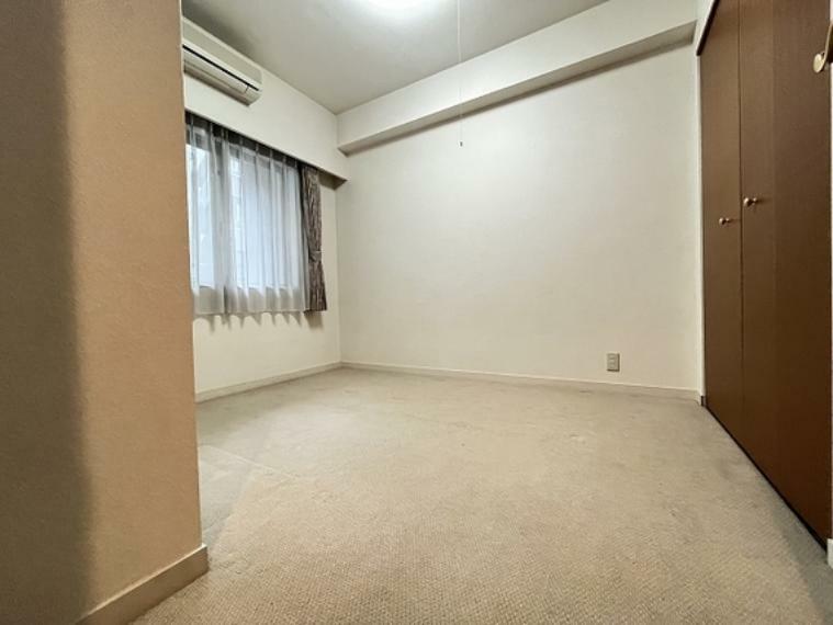 洋室 しっかりと収納スペースもある居室部分はちょうどよい広さです。